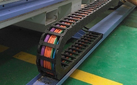 電纜、氣管、水管都可置于拖鏈中